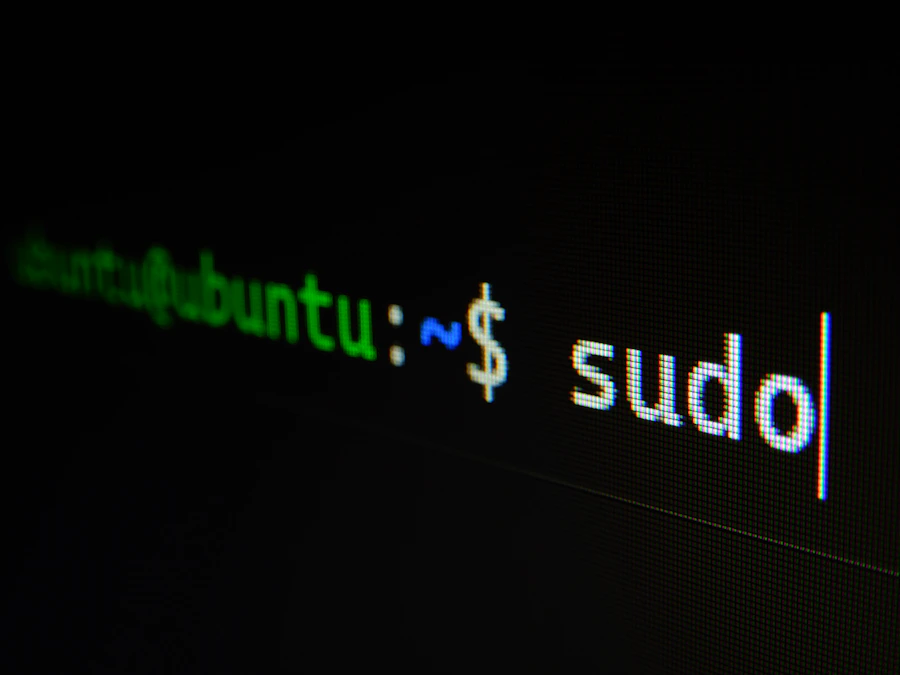Linhas de código em terminal escuro com sintaxe colorida